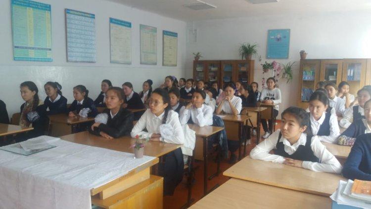 Шоқан Уәлиханов атындағы орта мектебінің медбикесі Надирова Асия апкидің ұйымдастыруымен өткізілген «Арыңды сақта бойжеткен» атты тақырыбында түсіндірме лекция оқылып ,қыздарымыздыңболашығынан үлкен үміт күтетінін айтты.