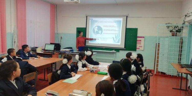 06.12.2019ж  Оқушыларға "Сенім жәшігі мен сенім телефондарын қолдану мәдениеті"туралы түсіндірме жұмыс жүргізілді.Және өз замандастарымен сенімді қарым-қатынас құра білу қабілеттерін дамытып, қоғамға сенім білдіруге үйрету мақсатына түсіндірме сабақ.