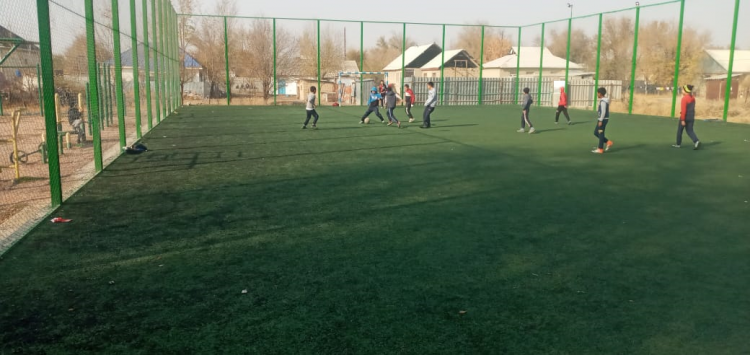 Дене тәрбиесі пәнінің мұғалімі  Айжарықов Б  балалардың күзгі каникул кезіндегі демалысын , бос уақытын қамтылуы 5-6 сыныптар арасында жұмыспен қамтылуын ұйымдастыру бойынша футболдан жарыс өткізді.