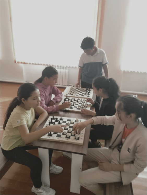 Шоқан Уәлиханов атындағы орта мектебінің көркем еңбек пәнінің мұғалімі Е. Нурабаев балалардың күзгі каникул кезінде бос уақытын тиімді ұйымдастыру мақсатында 6-сынып оқушыларының арасында "ШАХМАТТАН" жарыс сабақ өткізді.