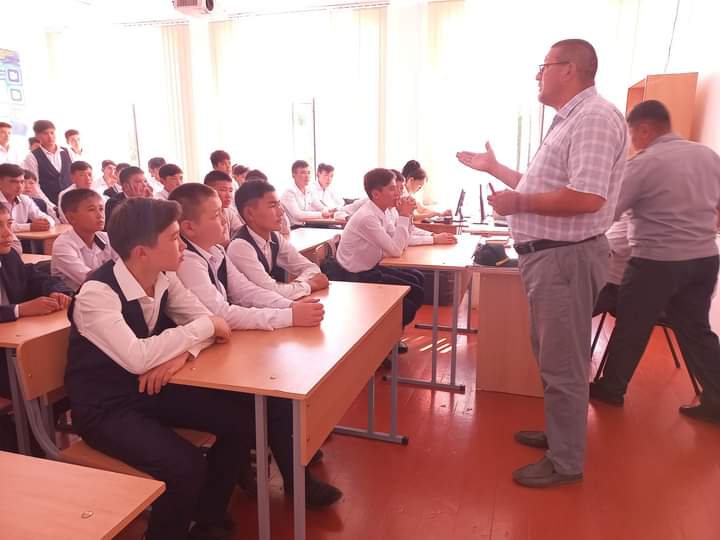 Ш.Уалиханов атындағы орта мектебінде мектеп әкімшілігінің ұйымдастыруымен ұлдармен жиналыс өткізілді. Мақсаты: Тәуелсіз Қазақстанның болашағы жас ұрпақтың патриоттық  сезімін арттыру,бүгіні мен болашағына жауапкершілік қалыптастыру және зиянды әдетте