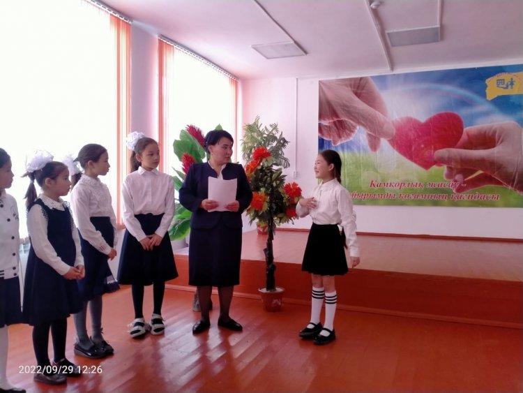 Мектебімізде тәлімгер Шымырқұл Гүлмарияның 15 минуттық үзіліс кезінде азаңғы бастауыш сыныптары мен кеңес әңгіме жүргізді. "Ұялы телефонның пайдасы мен зияны тақырыбында жүргізілген іс-шарада оқушылар көптеген ақпарат алып, ойлармен бөлісті.