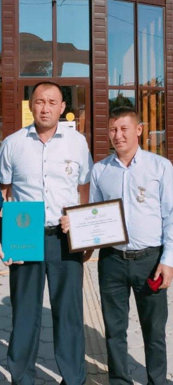 Мектебіміздің дене тәрбиесә мұғалімі А.Қорғанбаев аудан әкімі Б.Қазанбасовтың қолынан  алғыс хат пен төсбелгімен  марапатталды