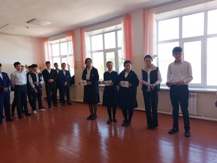 Тәрбие орталығының ұйымдастыруымен  бір-біріне жақсы көңіл -күй сыйлау мақсатында оқушылармен  "Жақсы көңіл күй-жан азығы"   тақырыбында   лездеме  өткізілді.  Жетекшілері: мектеп  тәлімгері Г. Шымырқұл,  мектеп психологы Х. Татибекова