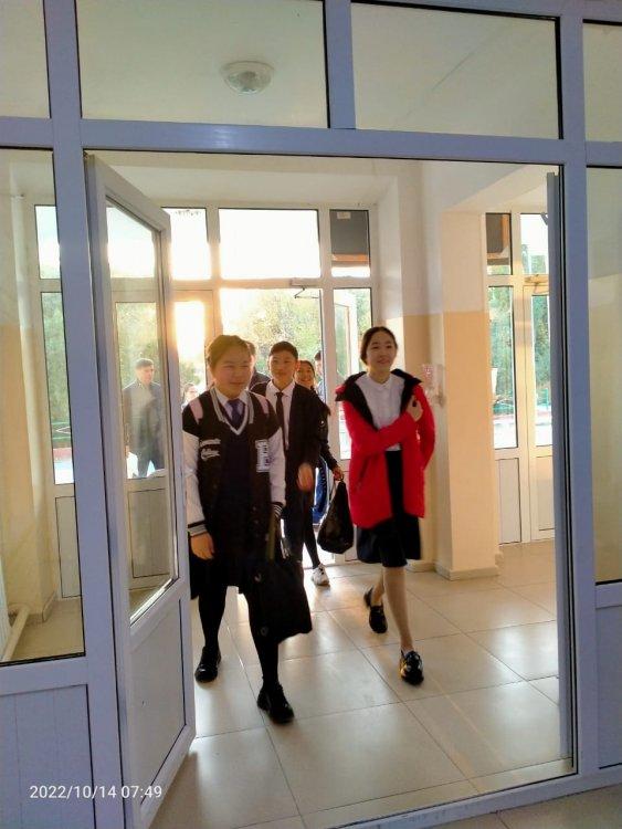 Мектеп әкімшілігі және кезекшілердің оқушыларды қарсы алуы