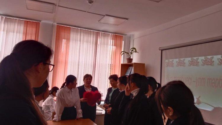 Қыздар күніне орай:  "Қыз тәрбиесі ұлт тәрбиесі " тақырыбында Ж.Деметбаева 10-11 сынып қыздарымен дөңгелек үстел өткізді