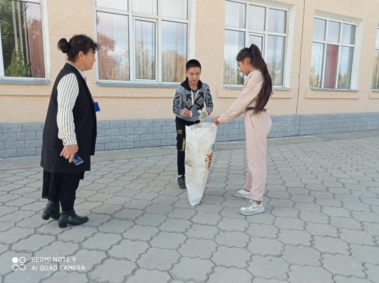 25-қазан Республика күніне орай 7-сынып оқушылары сенбілікке шықты. Жетекшісі:А.Келесбаева,  Г.Баялиева