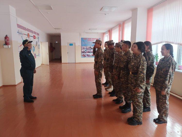 Әскери сәлемдесу. Саптан шығу және орындағы бұрылыстар.  Ашық сабақ жетекшісі:Ж.Ахметов