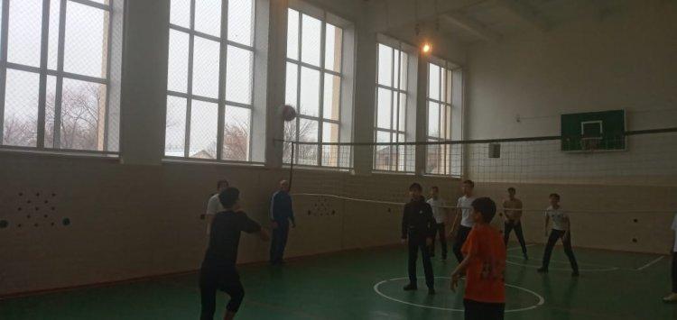 Ашық сабақ  9б сынып  волейбол. Допты ойынға қосу
