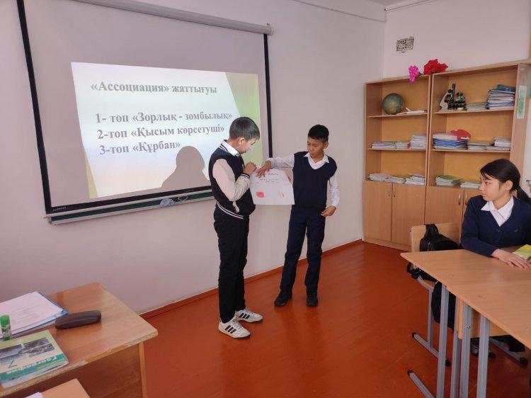 "Зорлық -зомбылыұсыз балалық шақ" 7 "а" сыныбымен  мектеп психологы Х.Татибекова мен Г.Баялиева  тақырыбында тәрбие сағатын өткізді..