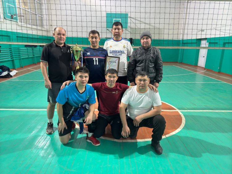 "16 желтоқсан Қ.Р.Т күні" мерекесіне орай білім қызметкерлері арасында волейболдан өткен аудандық турнирде Шоқан Уәлиханов орта мектебінің мұғалімдері жүлделі 2- орынмен марапатталды.